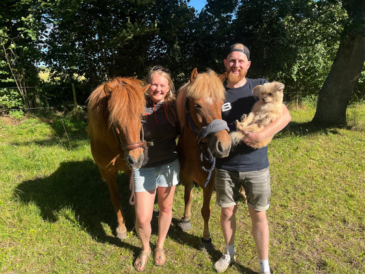 Velkommen til en ny serie her på WeLoveDogs.dk, hvor vi følger Maiken, Mikkel og deres trofaste rejsekammerat Lucky på deres eventyr til Irland! 💚